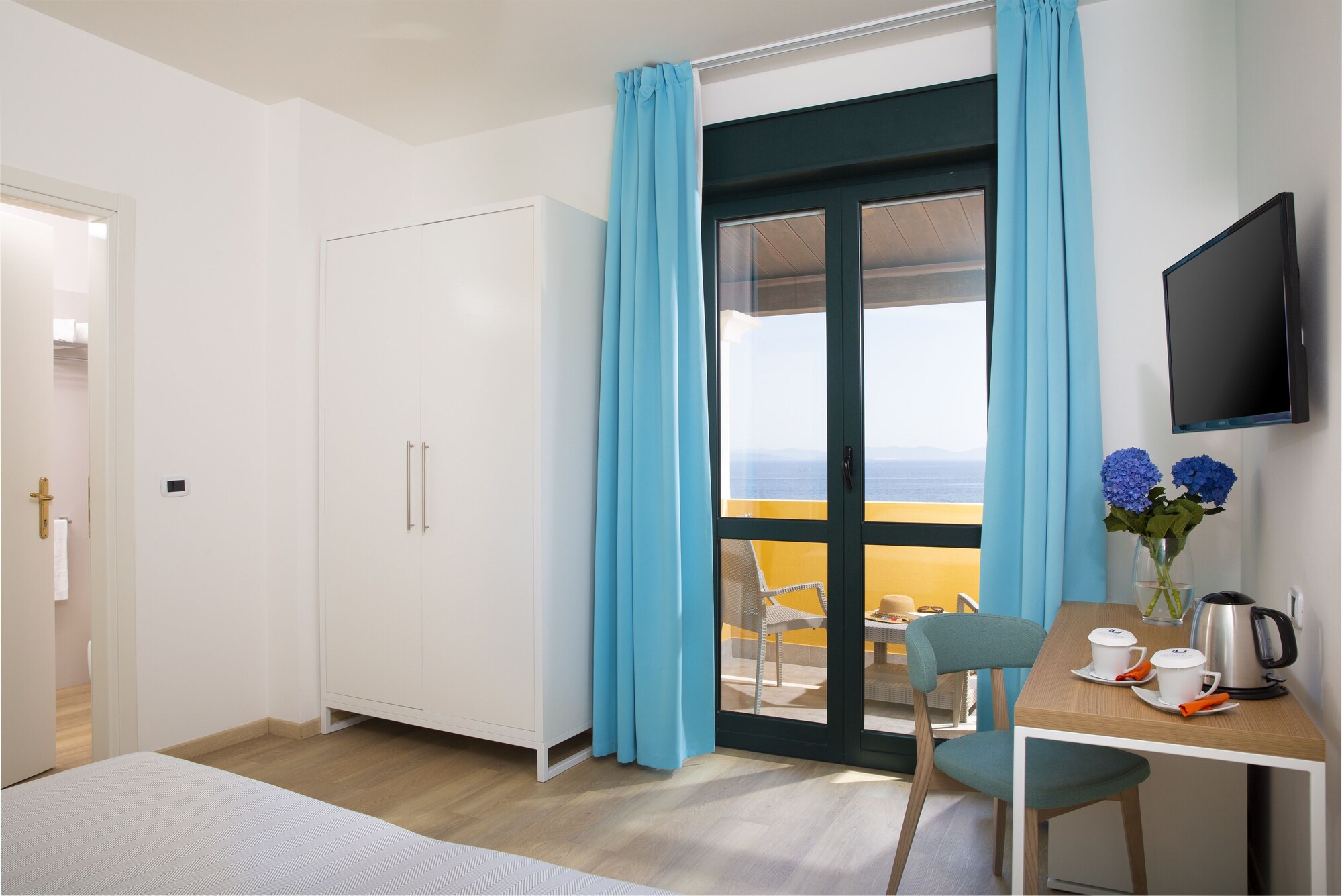 غرفة ديلوكس رباعية بسرير مزدوج وسريرين منفصلين بإطلالة على البحر، Lu Hotel Maladroxia 3/3