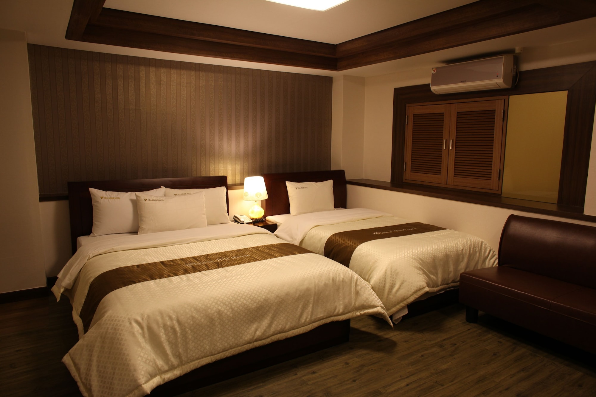 DELUXE, TWIN BEDS
