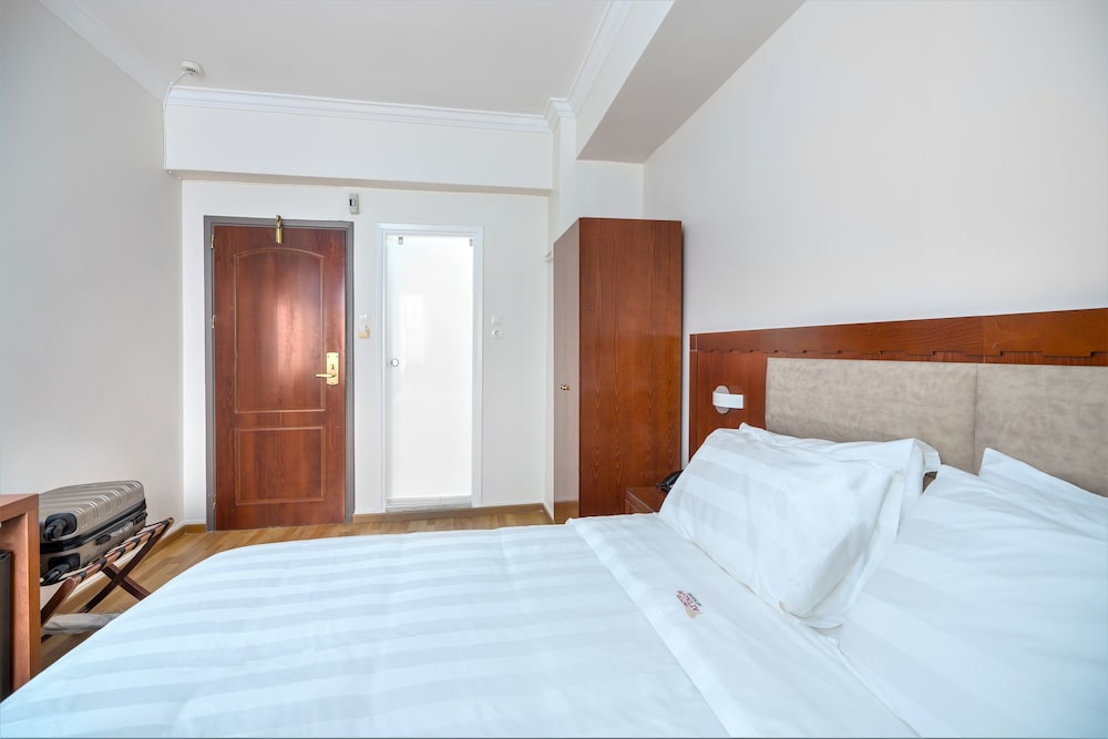 ECONOMY, DOUBLE OR TWIN BED