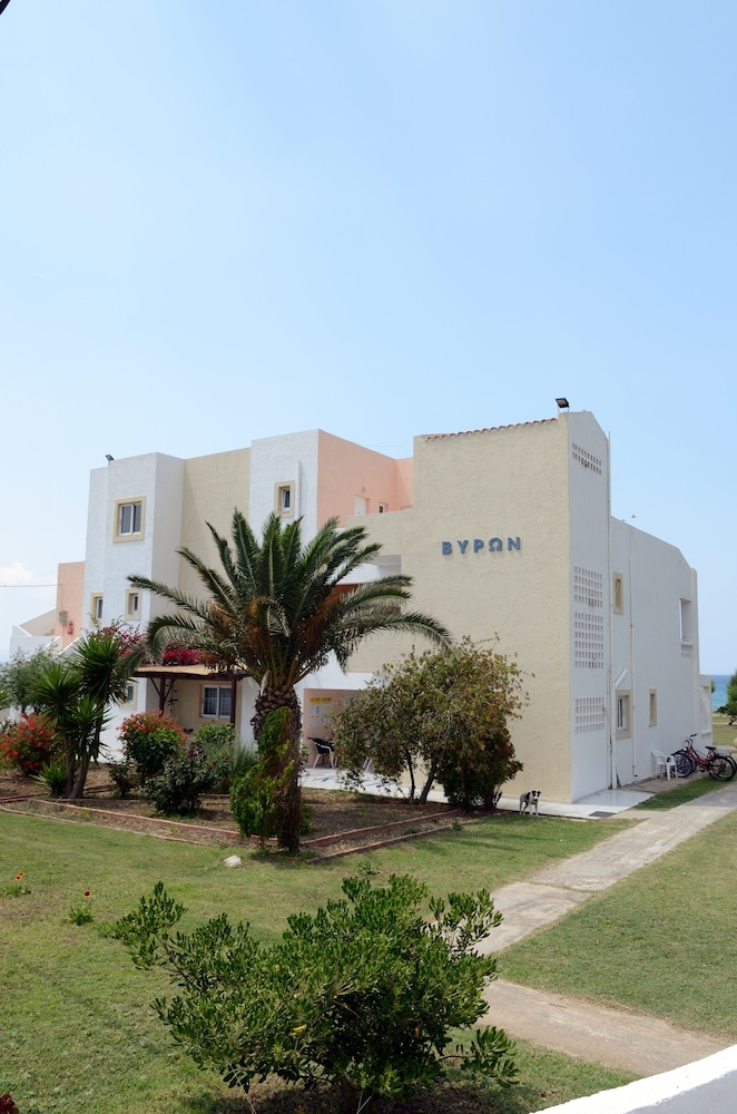 Byron Apartments 2/50