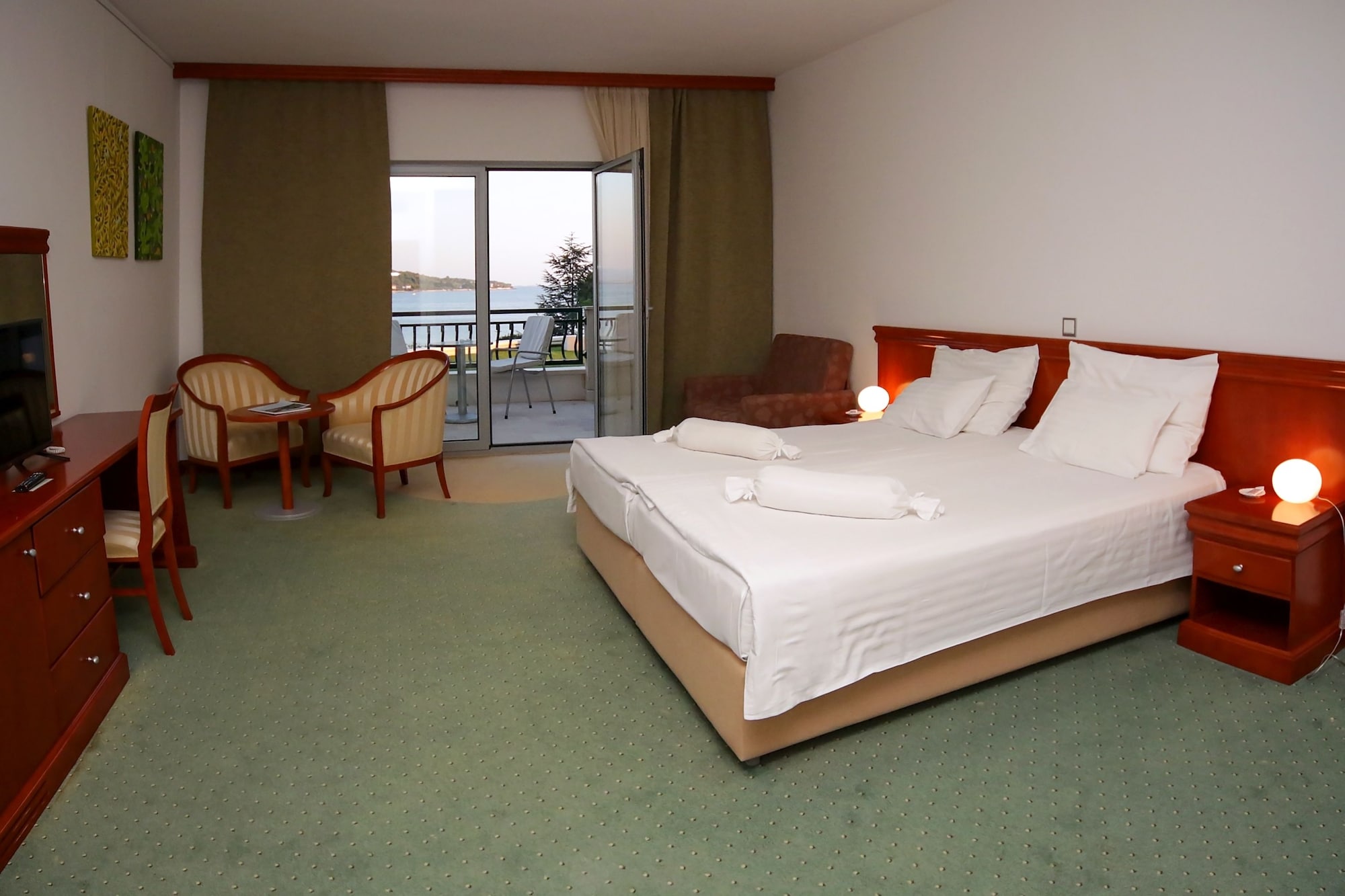 Plus, Deluxe, King Bed, Sea View, 2 Sofa, Balcony