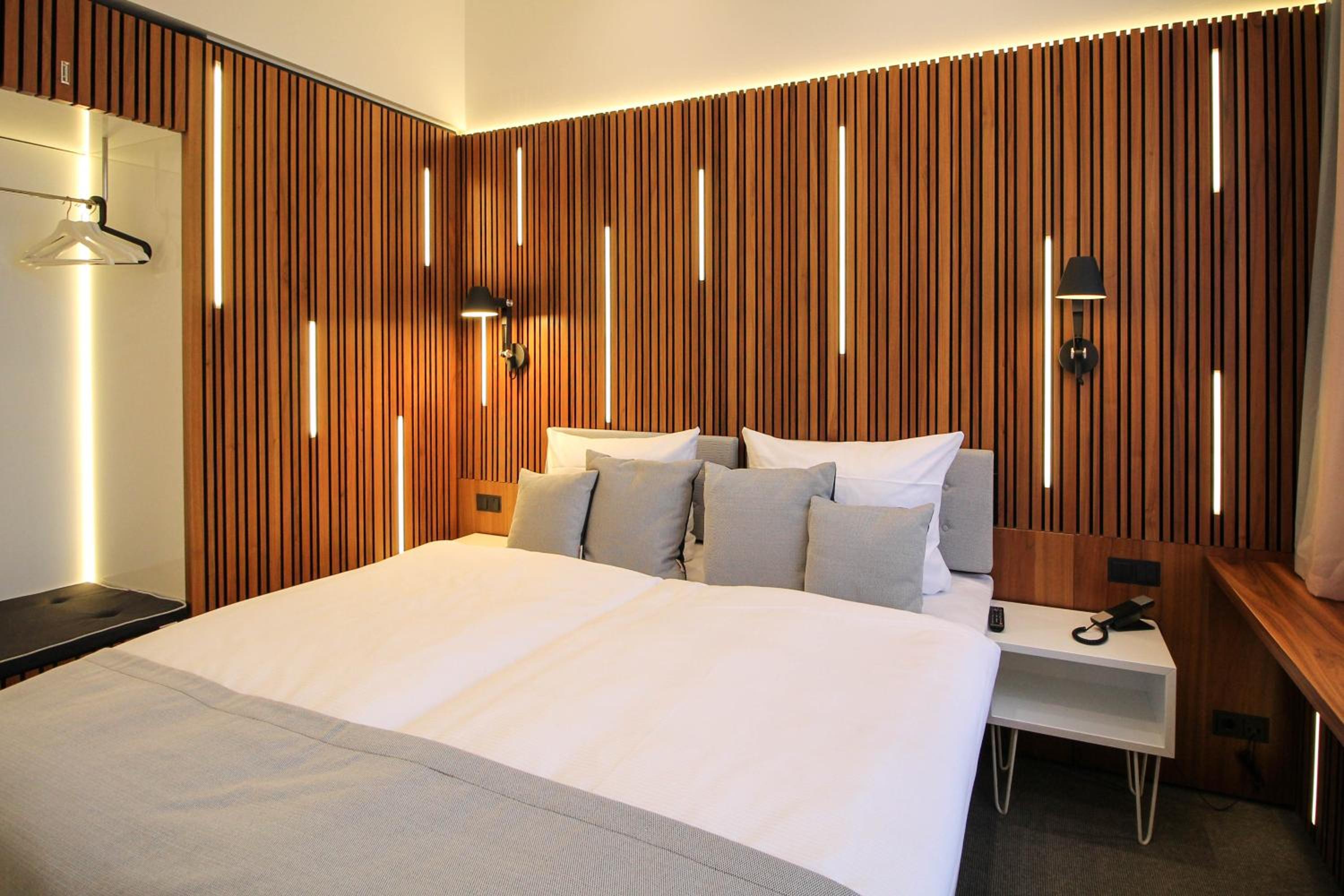 Deluxe, Double Bed, H24 Hotel Berlin Lichtenberg 5/10