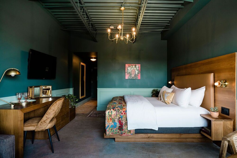 The Frances Modern Inn 25/65