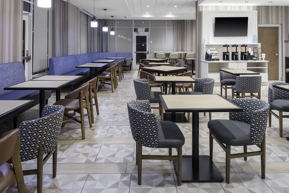 Hyatt Place Charlotte/University 16/24