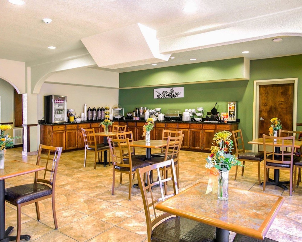 Sleep Inn & Suites Gonzales near Palmetto State Park 39/50