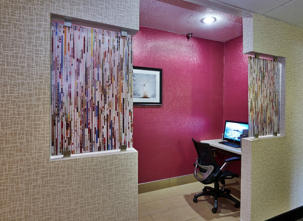 Holiday Inn Express Suites Birmingham South Pelham 51/52