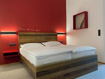 1 Bedroom, Design, Suite, Queen Bed, Mountain Side