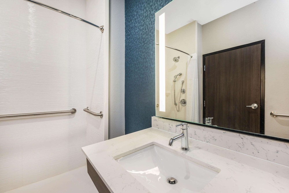 La Quinta Inn & Suites by Wyndham Galveston West Seawall 15/48