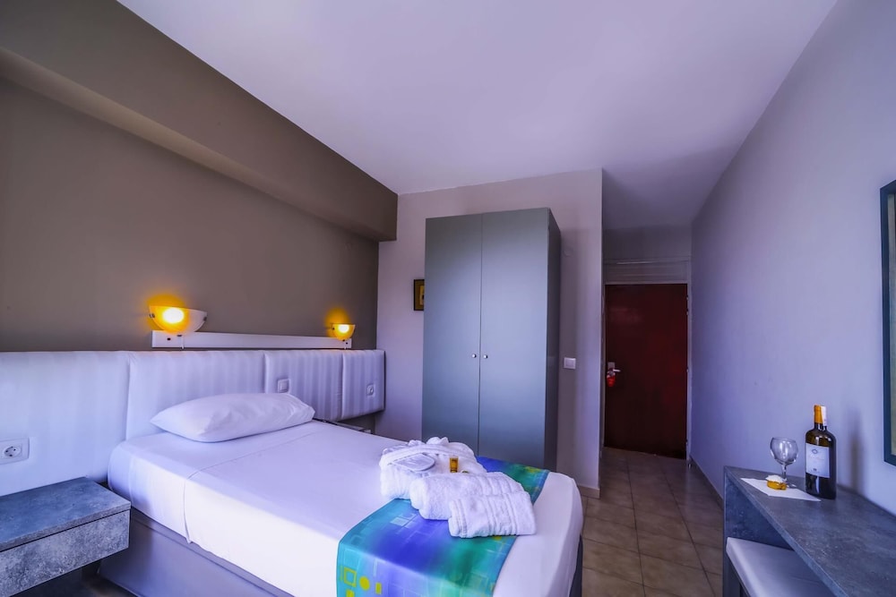 Lito Hotel 23/66