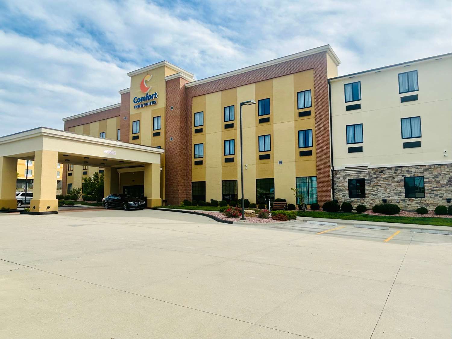 Comfort Inn & Suites Shawnee - Kansas City 3/28