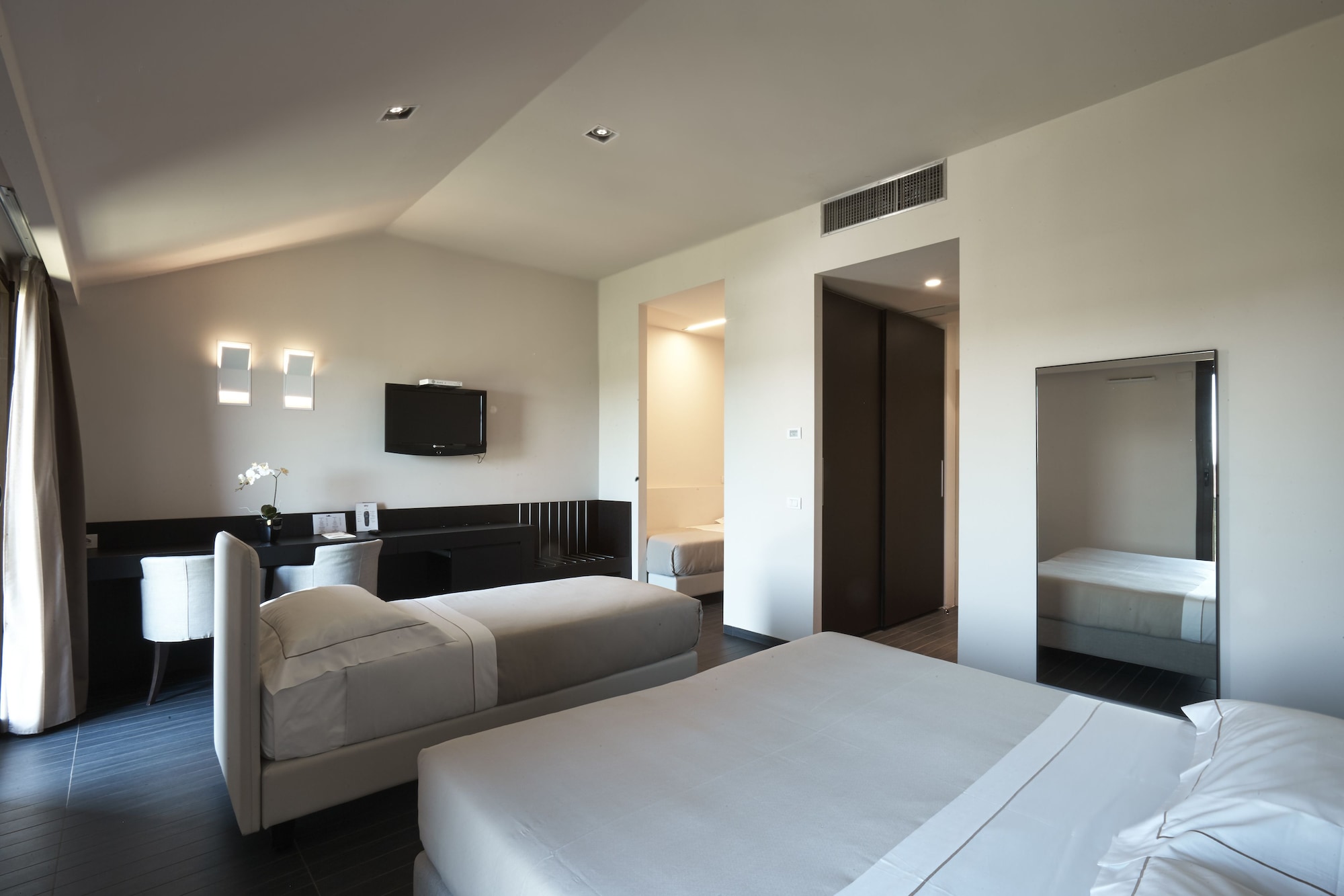 ROOM, TRIPLE
