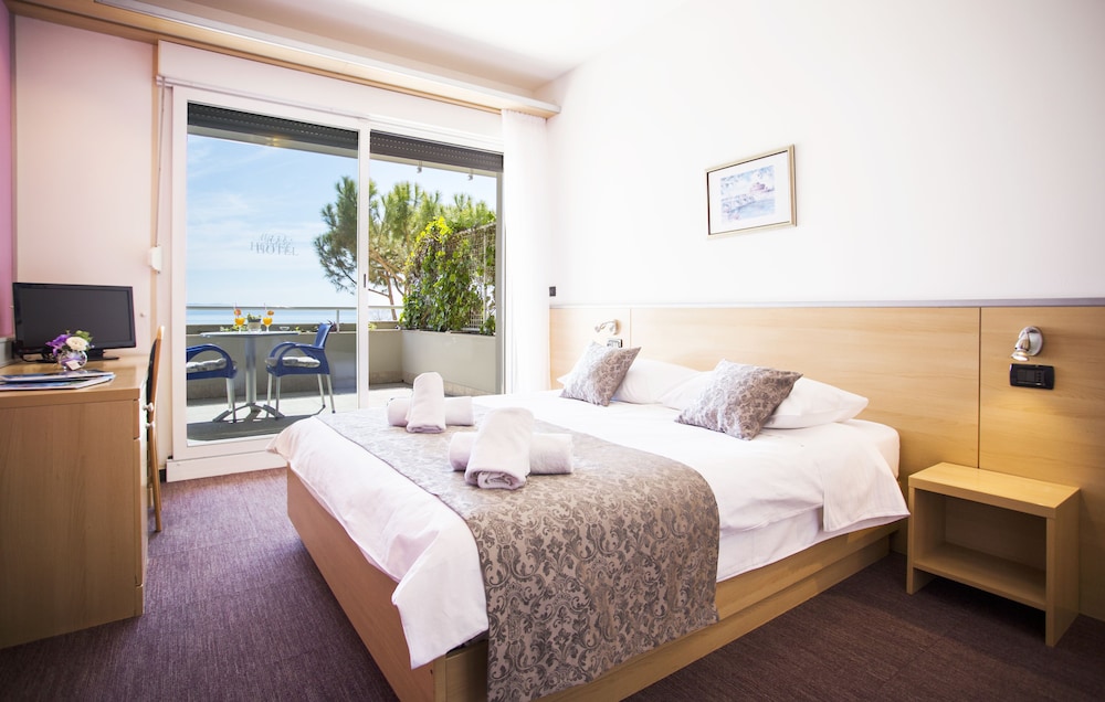 ROOM, DOUBLE BED