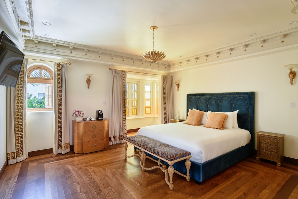 PREMIER, SUITE, CITY VIEW