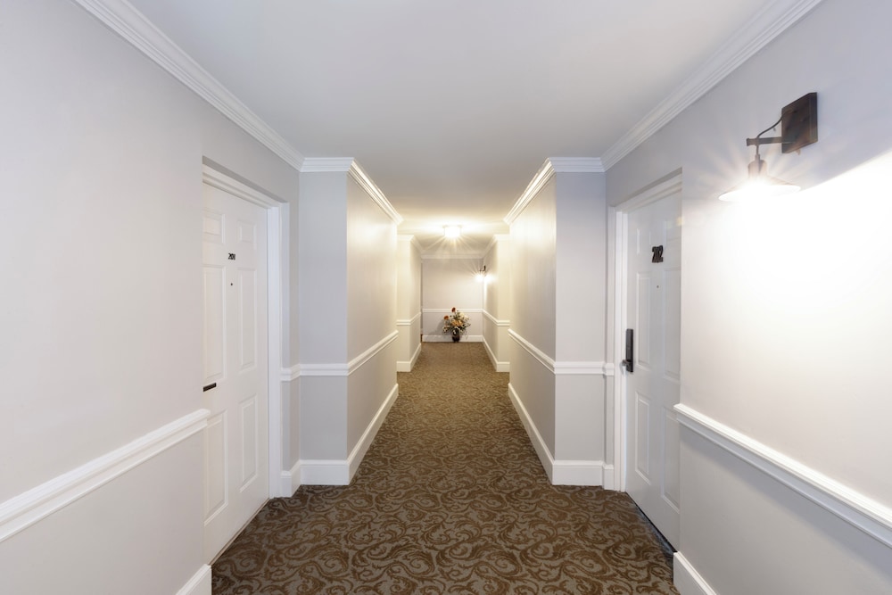 Brandywine River Hotel 32/35