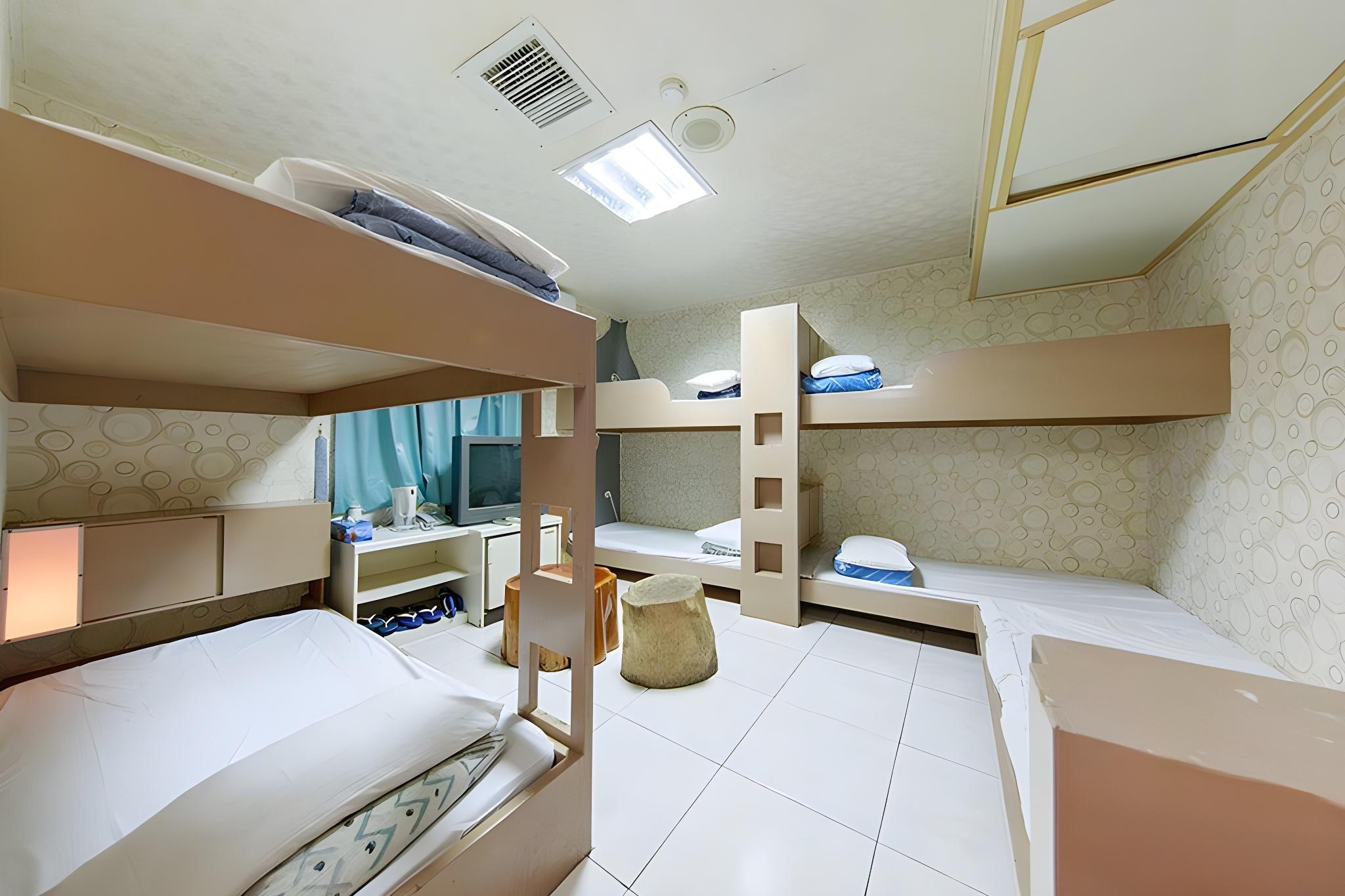Mixed Dorm, 6 People, 4 Beds