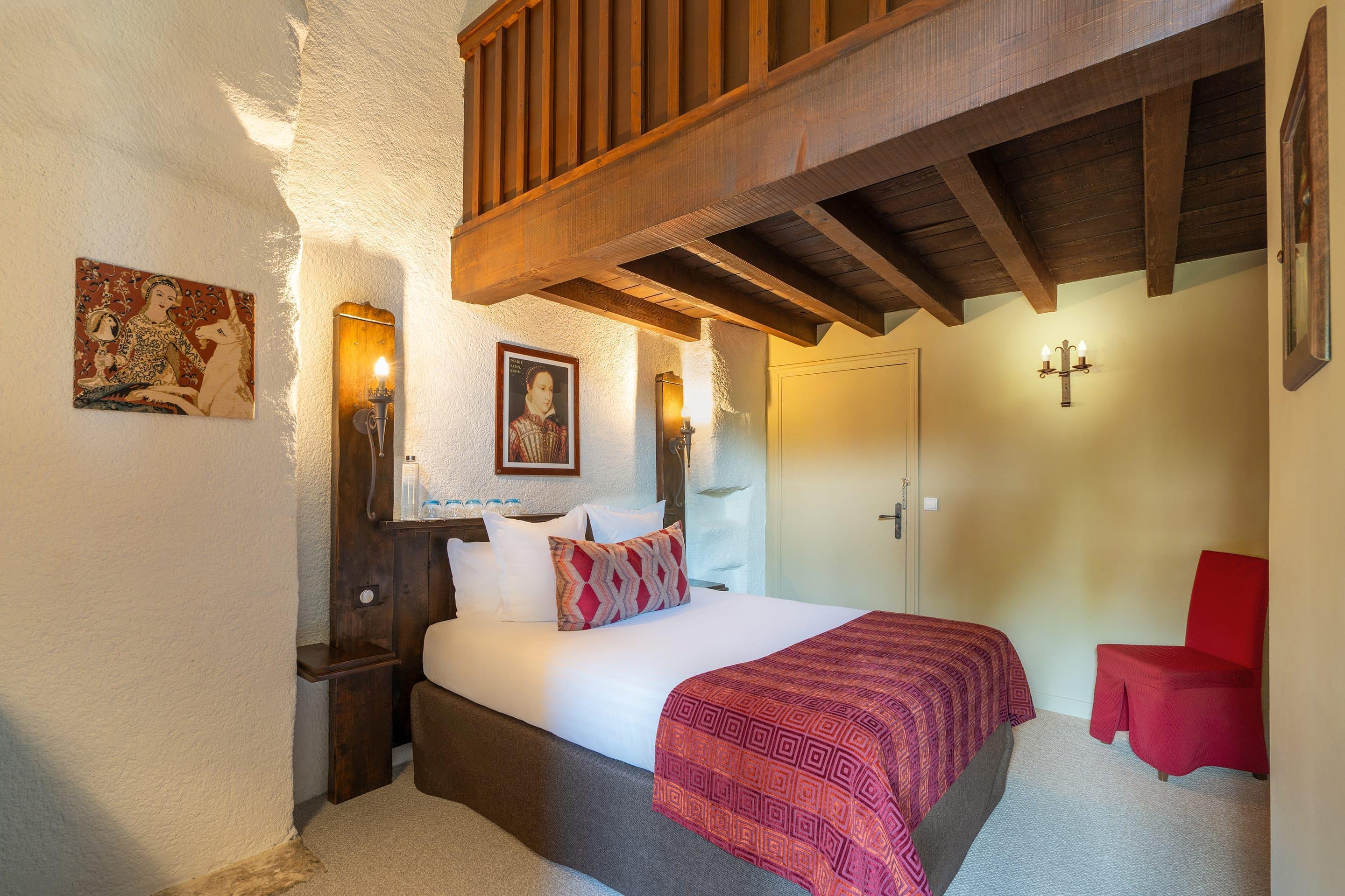 Mezzanine, Family, 3 Beds, Queen Bed, Bathtub، Chateau Des Ducs De Joyeuse, BW Signature Collection 2/3