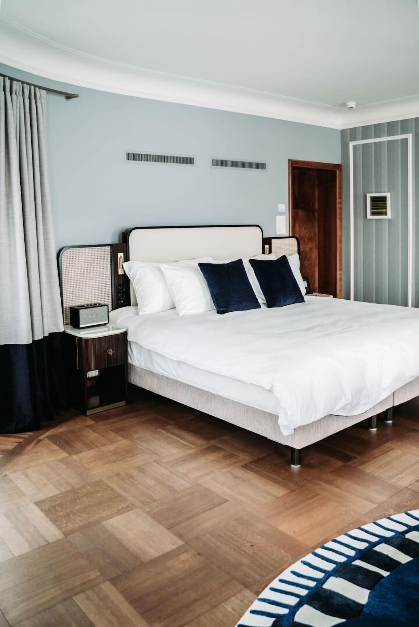 JUNIOR SUITE, KING BED, LAKE VIEW