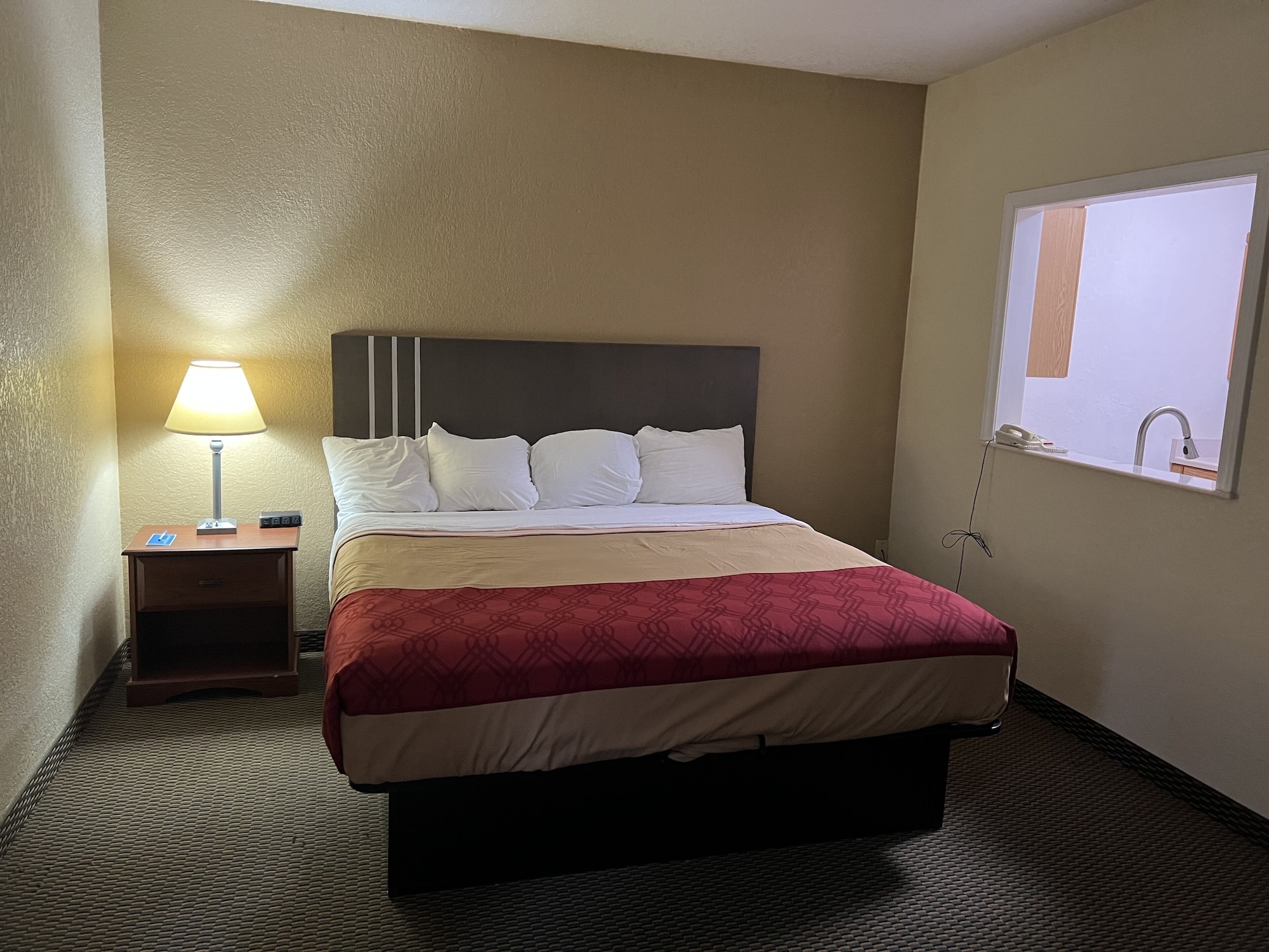 غرفة أساسية مفردة بسرير كينج، Express Inn & Suites 5/7
