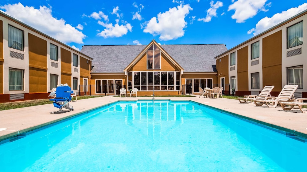 Deluxe Inn Wytheville 37/39