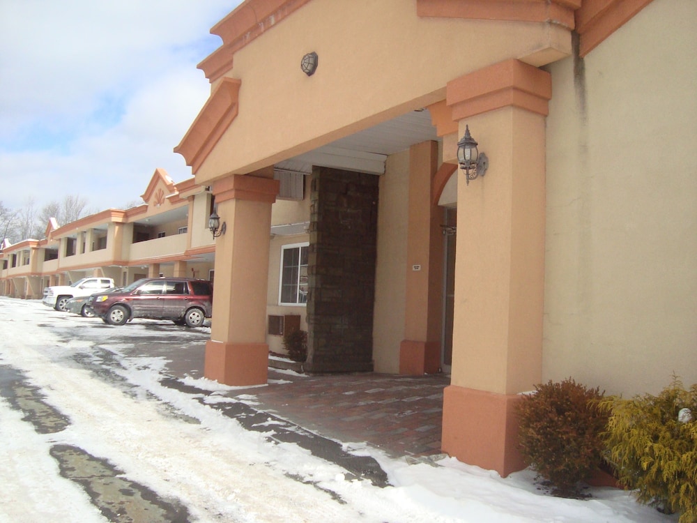 Super 8 by Wyndham Monticello NY 27/45
