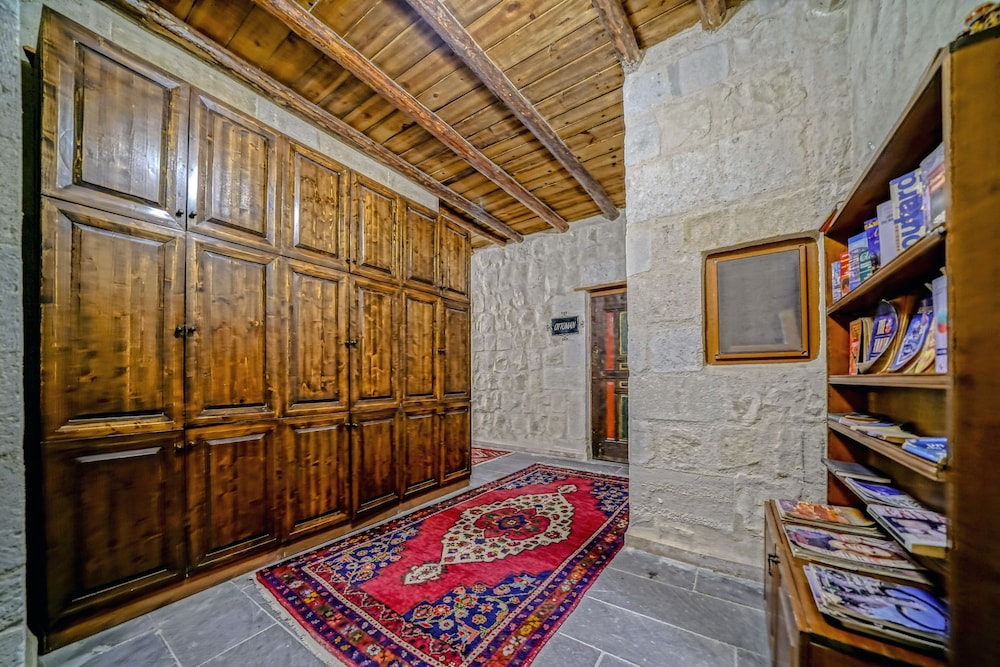 Elysee Cave House 76/100