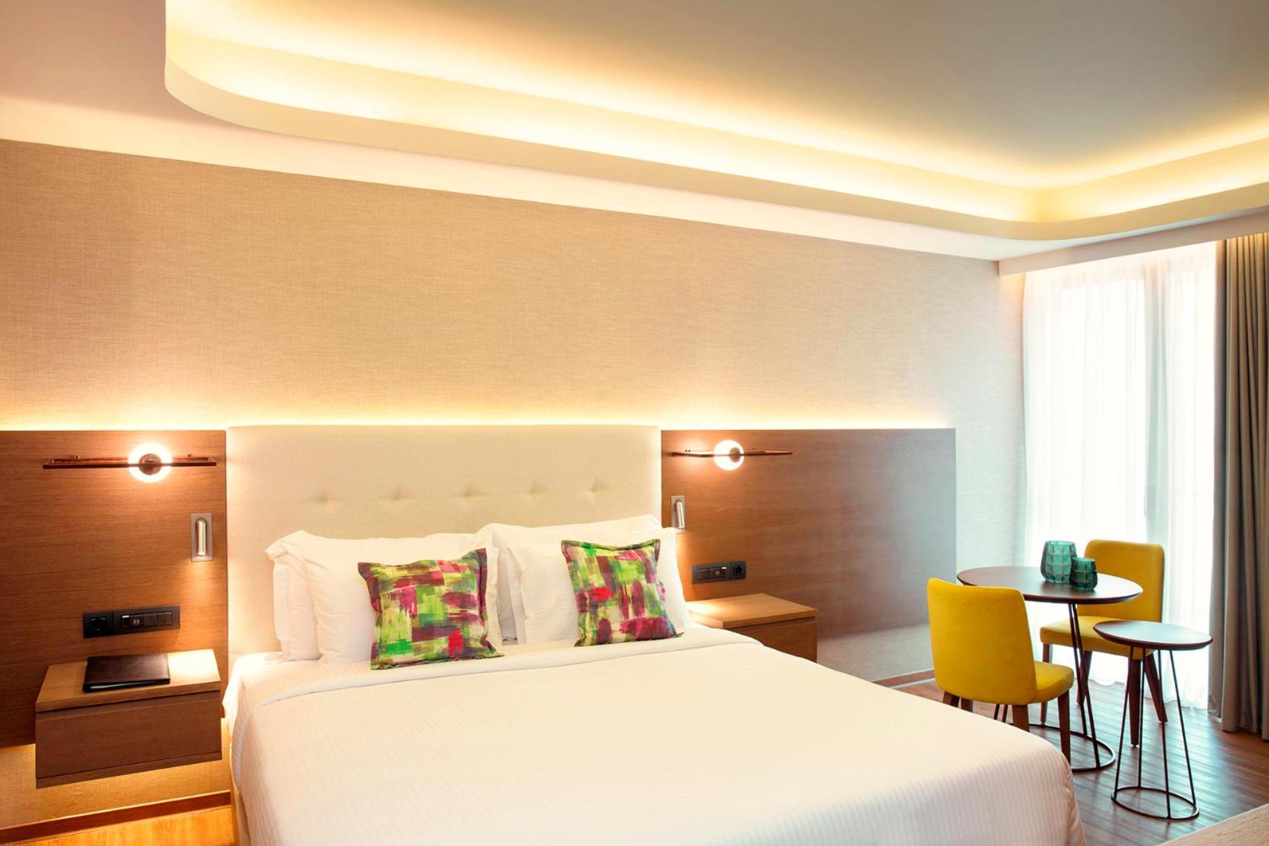 Junior Suite, Atrium View, Sofa