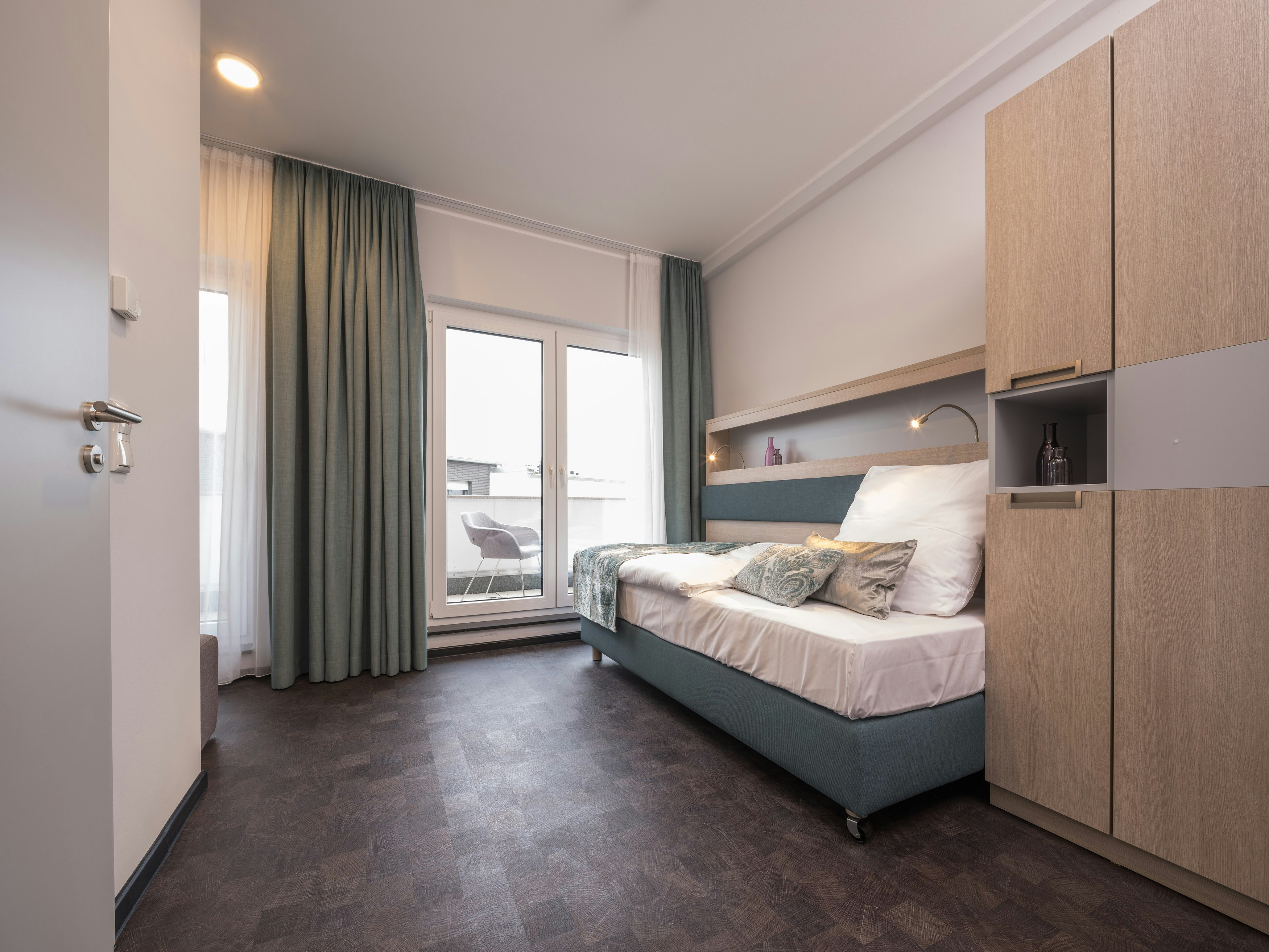 2 Bedrooms, Capsule, 1 Double and 1 Single Bed، RS-Hotel and Apartment Bruehl 2/3