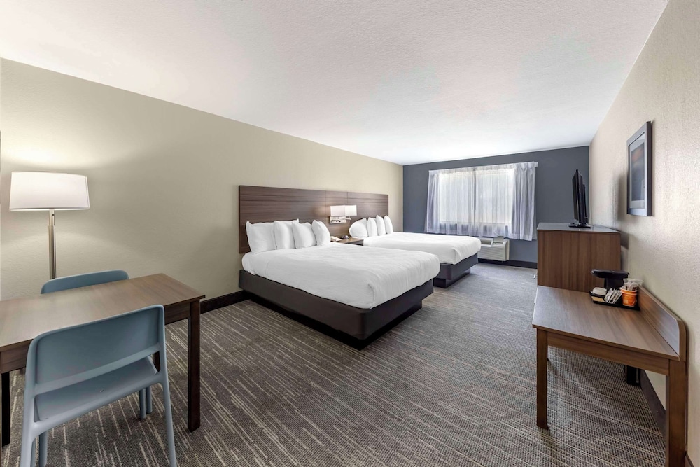 Suite, 2 Queen Beds, Sofa