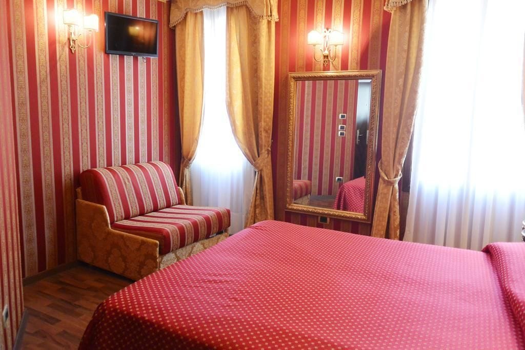 ROOM, QUADRUPLE