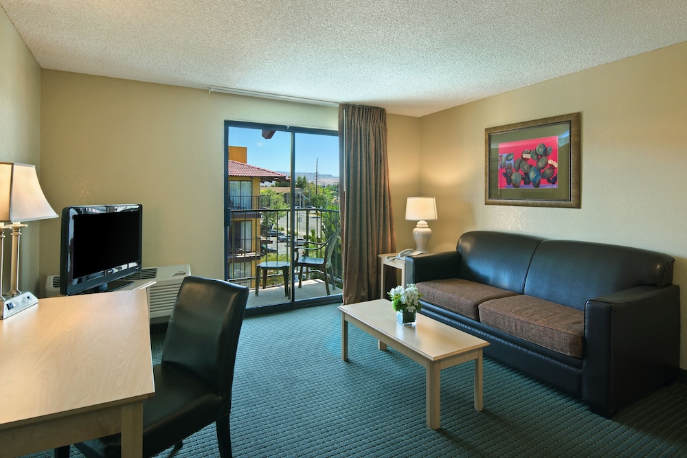 Oxnard Inn Lancaster, CA 33/59