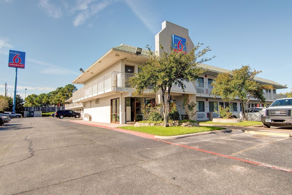 Studio6 Grand Prairie, TX 40/60