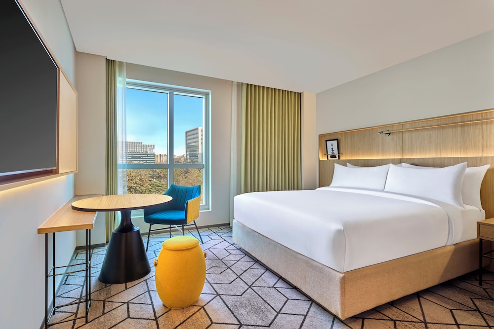 غرفة ديلوكس بسرير كينج بإطلالة على الحديقة، Hilton Garden Inn Bengaluru Embassy Tech Village 2/6