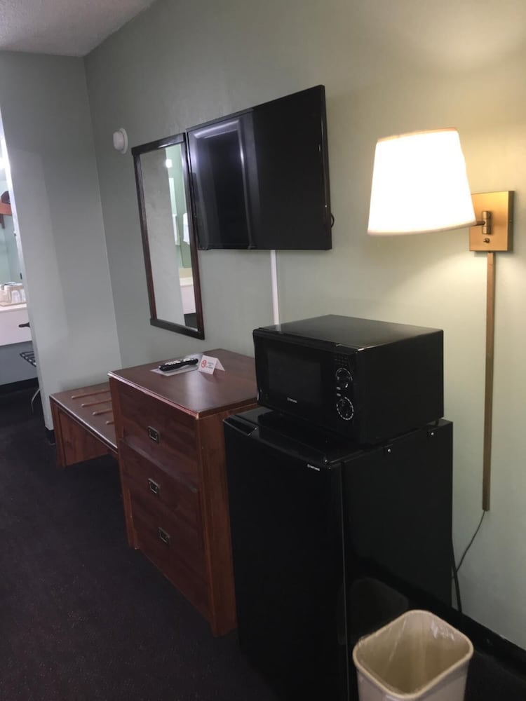 Americas Best Value Inn Manchester TN 15/22