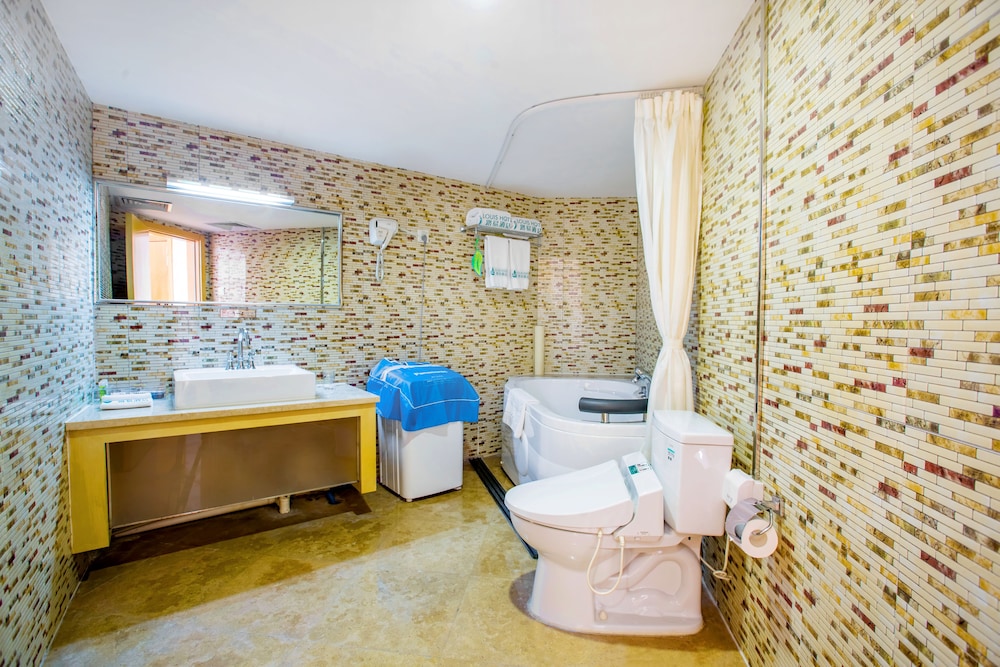 Louis Hotel Zhongshan 14/40