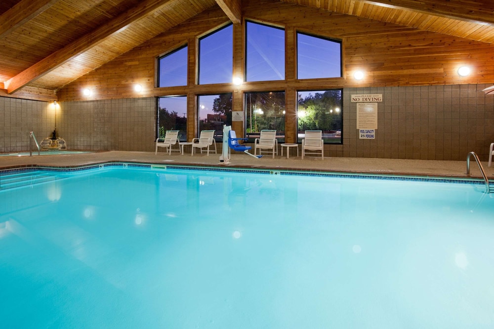 Americinn By Wyndham Menominee 5/40