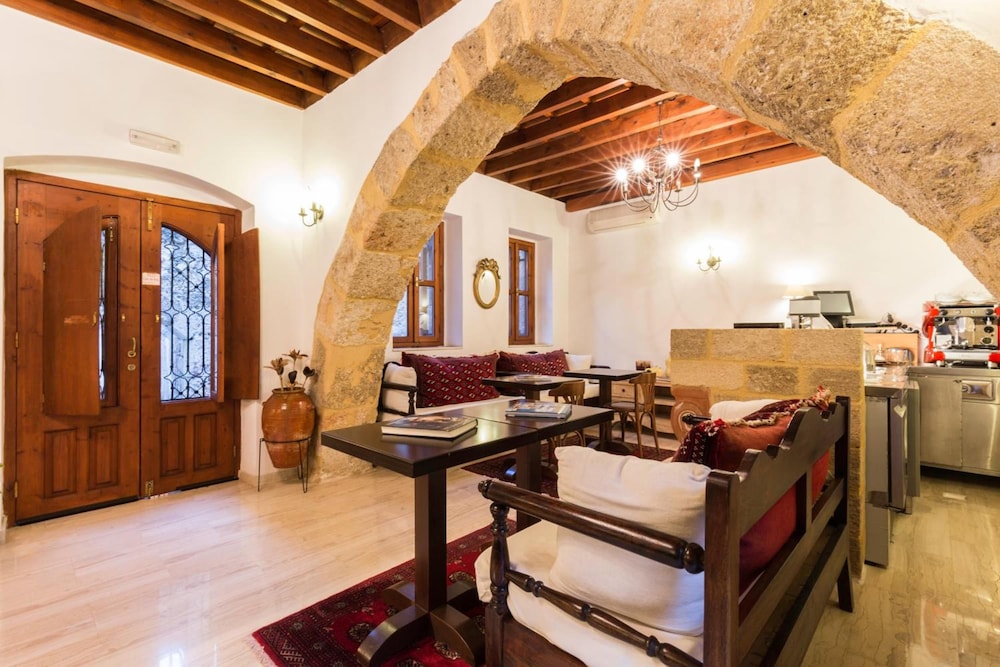 Camelot Traditional And Classic Hotel 36/56