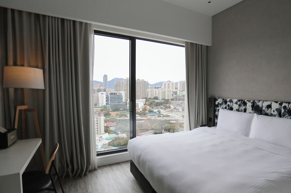 DELUXE, KING BED, HIGH FLOOR