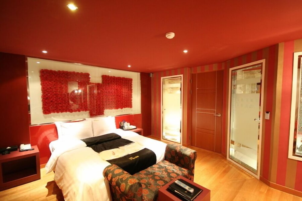 Fox Hotel 12/18