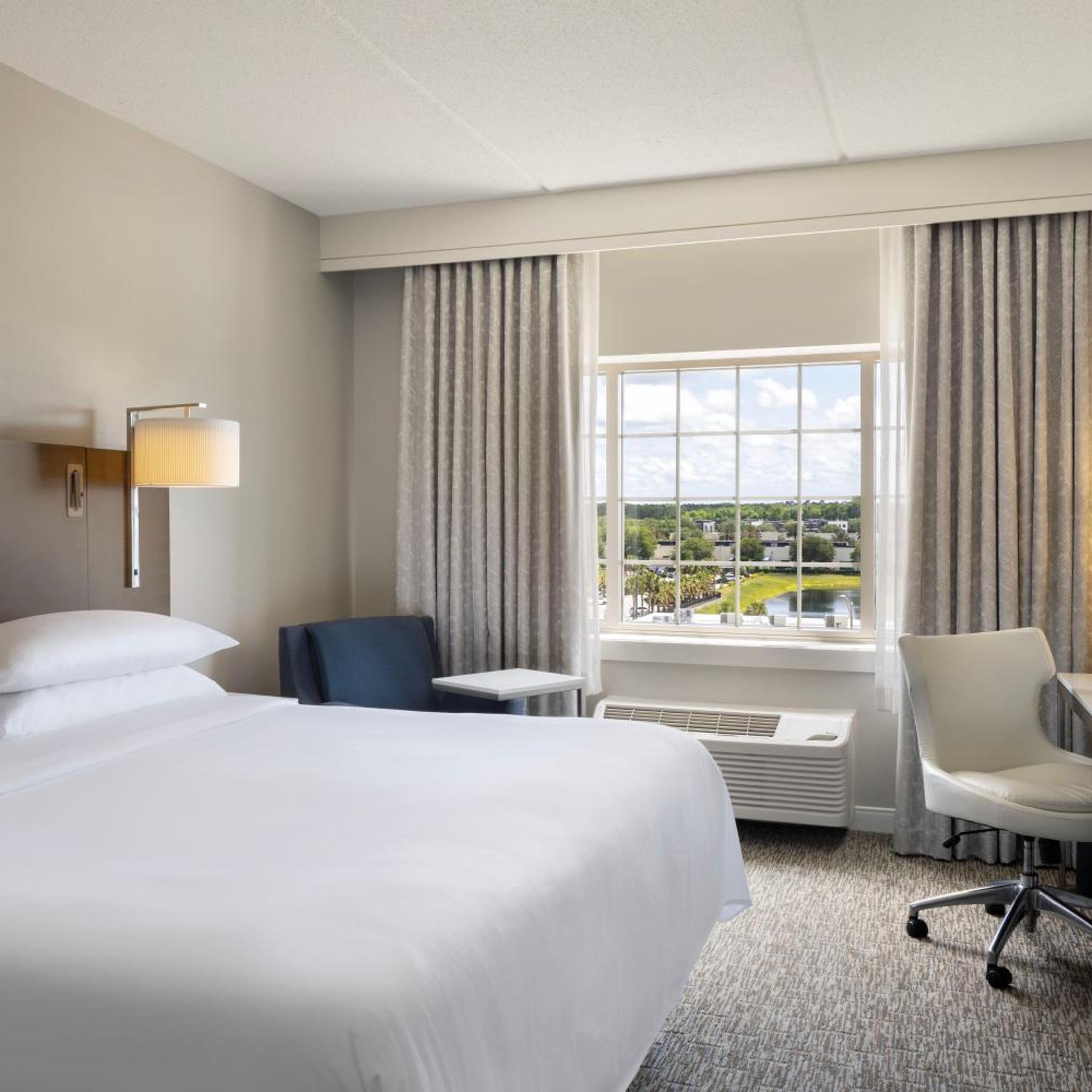 Guest Room, King Bed, Club Floor