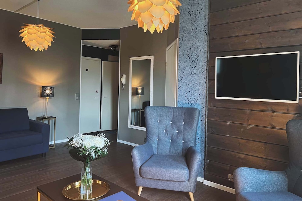 Golden Circle Suites 37/49