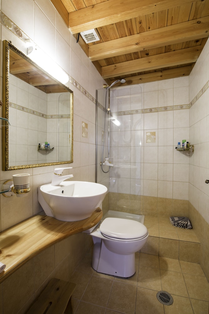 Camelot Traditional And Classic Hotel 54/56