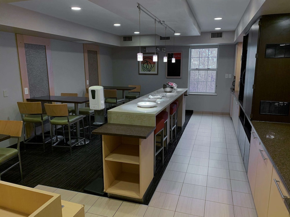 MainStay Suites Middleburg Heights Cleveland Airport 34/42