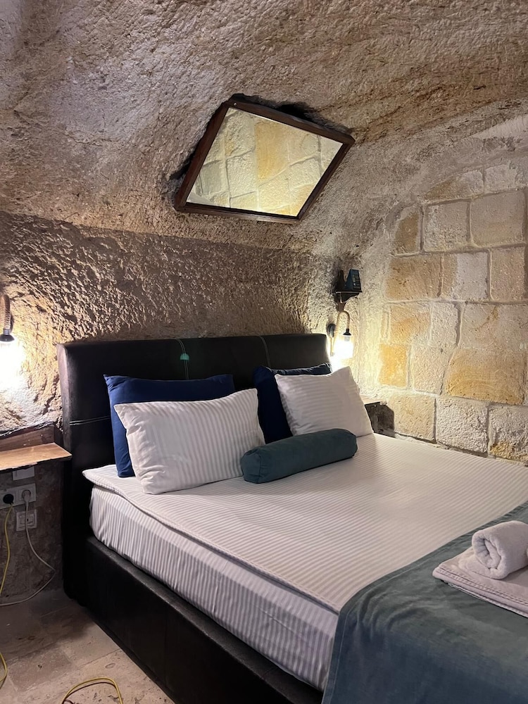 CAVE, DELUXE