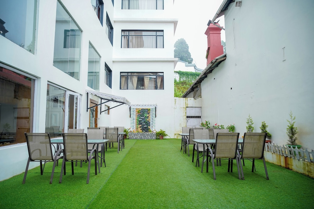 Orsino Resort Mall Road 40/46
