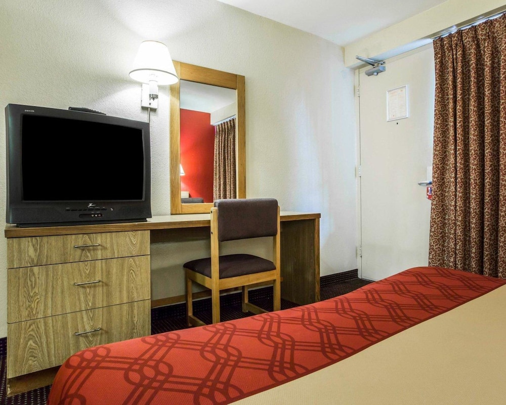 Econo Lodge Atlanta College Park 26/39