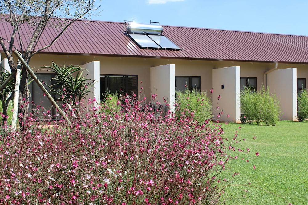 Esther's Country Lodge 25/35