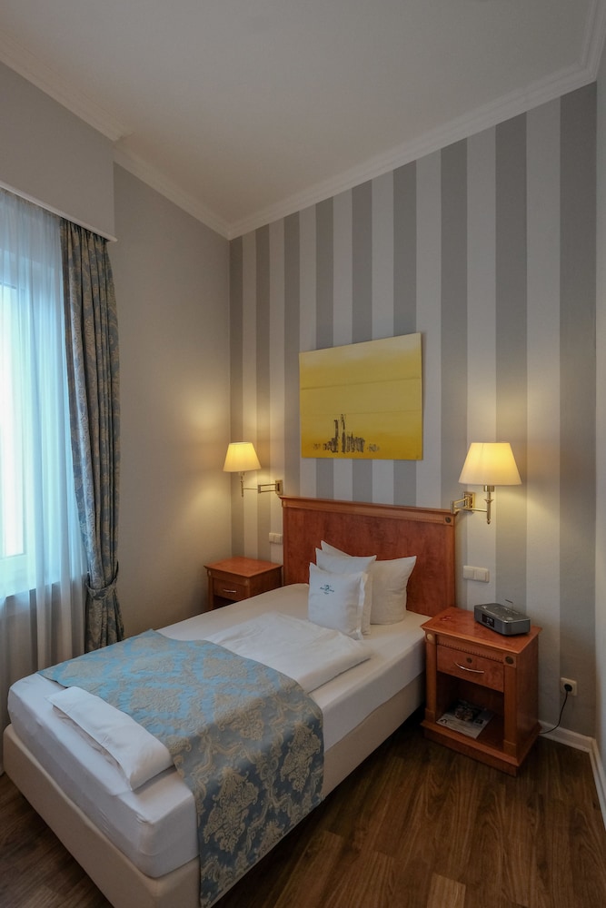 ROOM, SINGLE