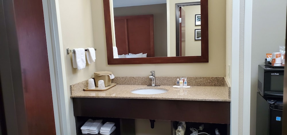 Comfort Inn Portland near I-84 and I-205 25/28
