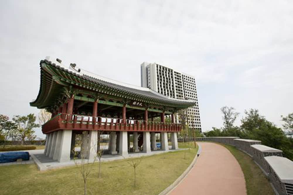 Western Grace Hotel 2/60