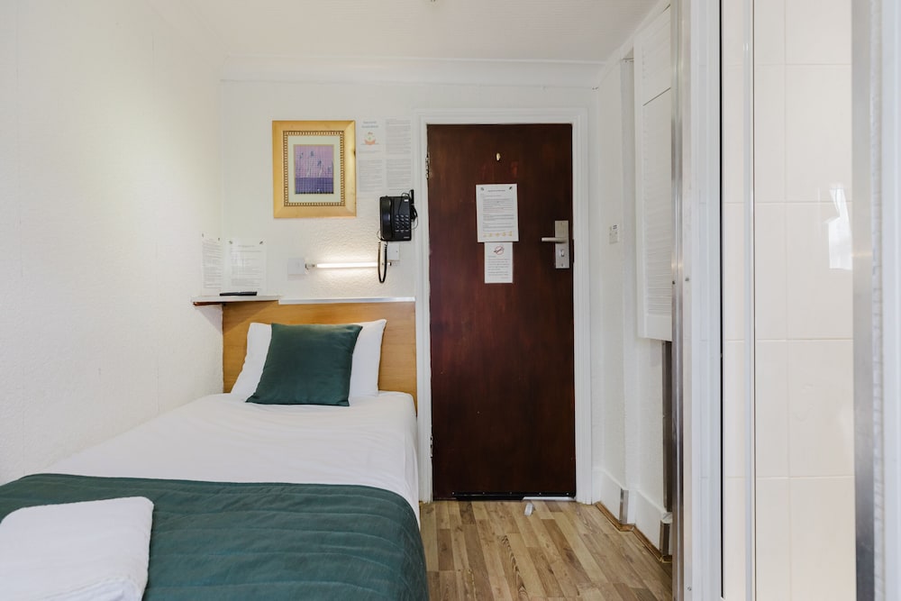 Falcon Hotel 19/50